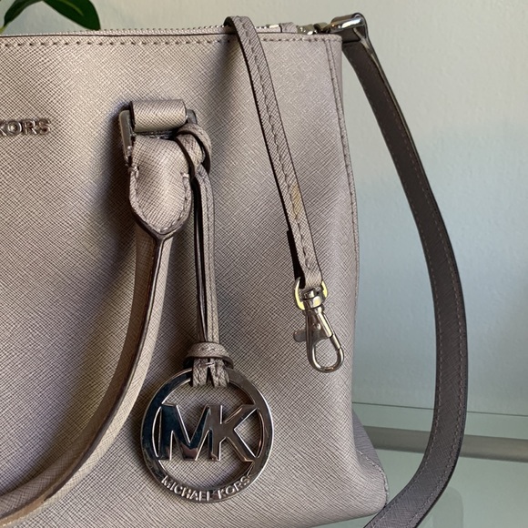 Micheal Kors Gray/Silver Bag - Picture 3 of 15